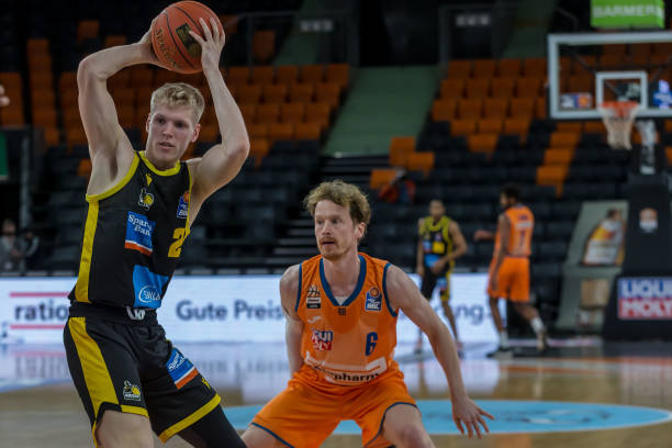 超越摩西 超越摩西