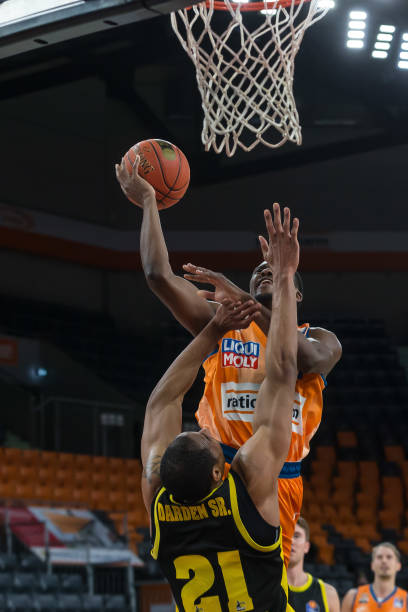 而是以坚定 而是以坚定