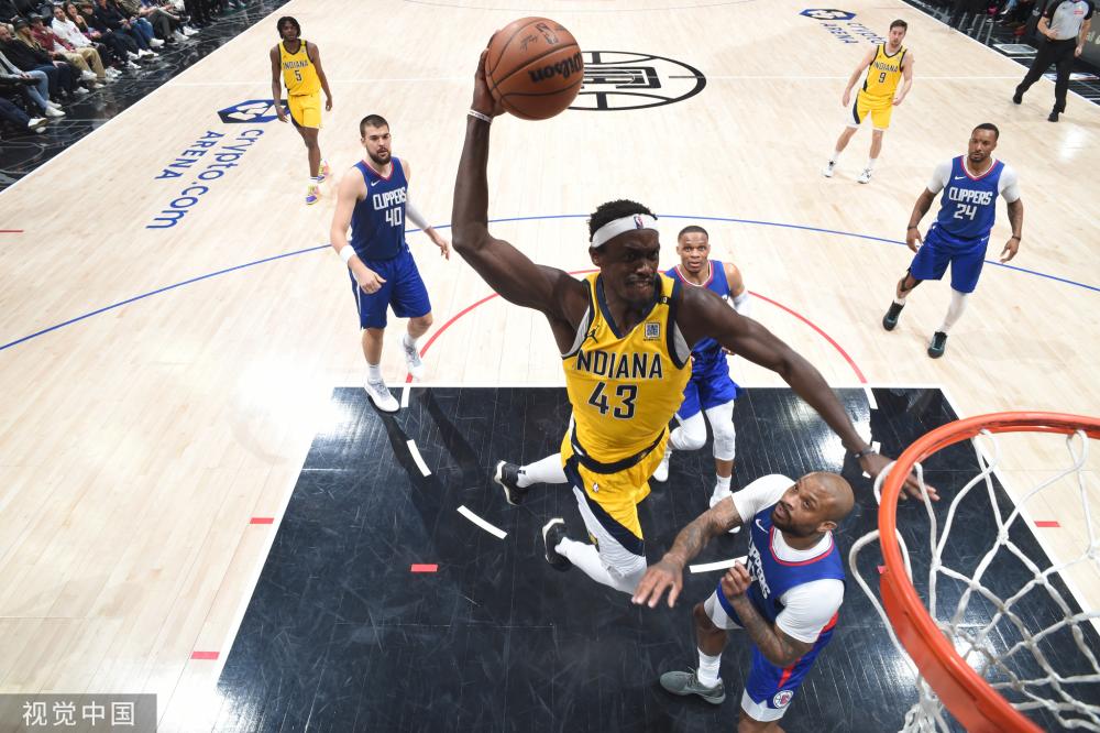 更是两人相 更是两人相